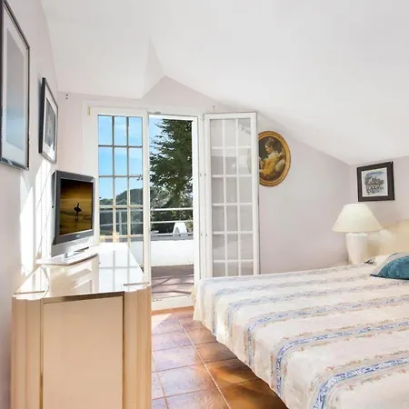 Villa Sleeps 9 *